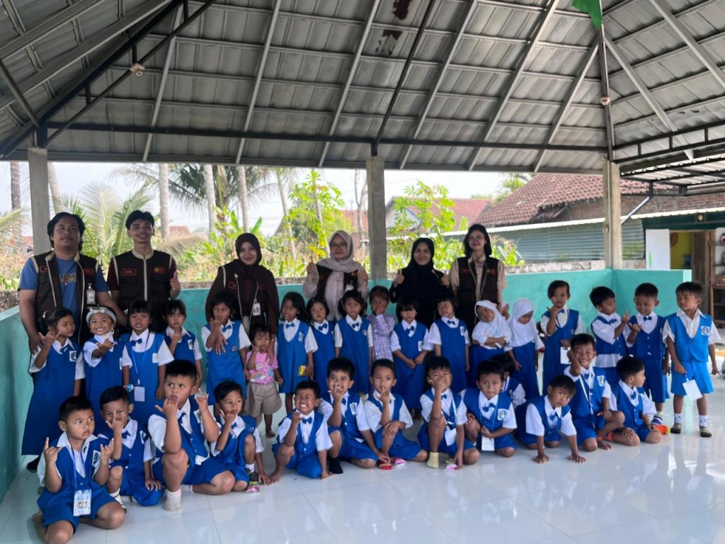 Belajar Sambil Bermain, KKN UPN Veteran Yogyakarta Kelompok 173 Hadirkan Kegiatan Edukatif di TK Pertiwi Ploso Gede